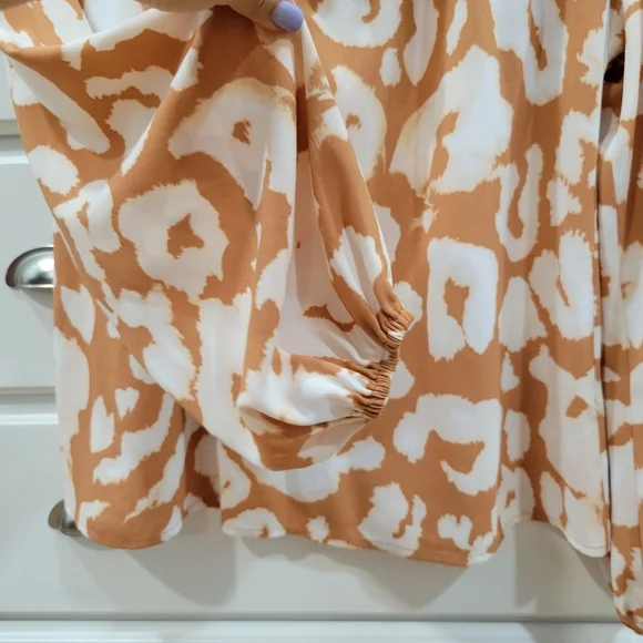 NWT Elizabeth and James Blouse - Picture 4 of 6